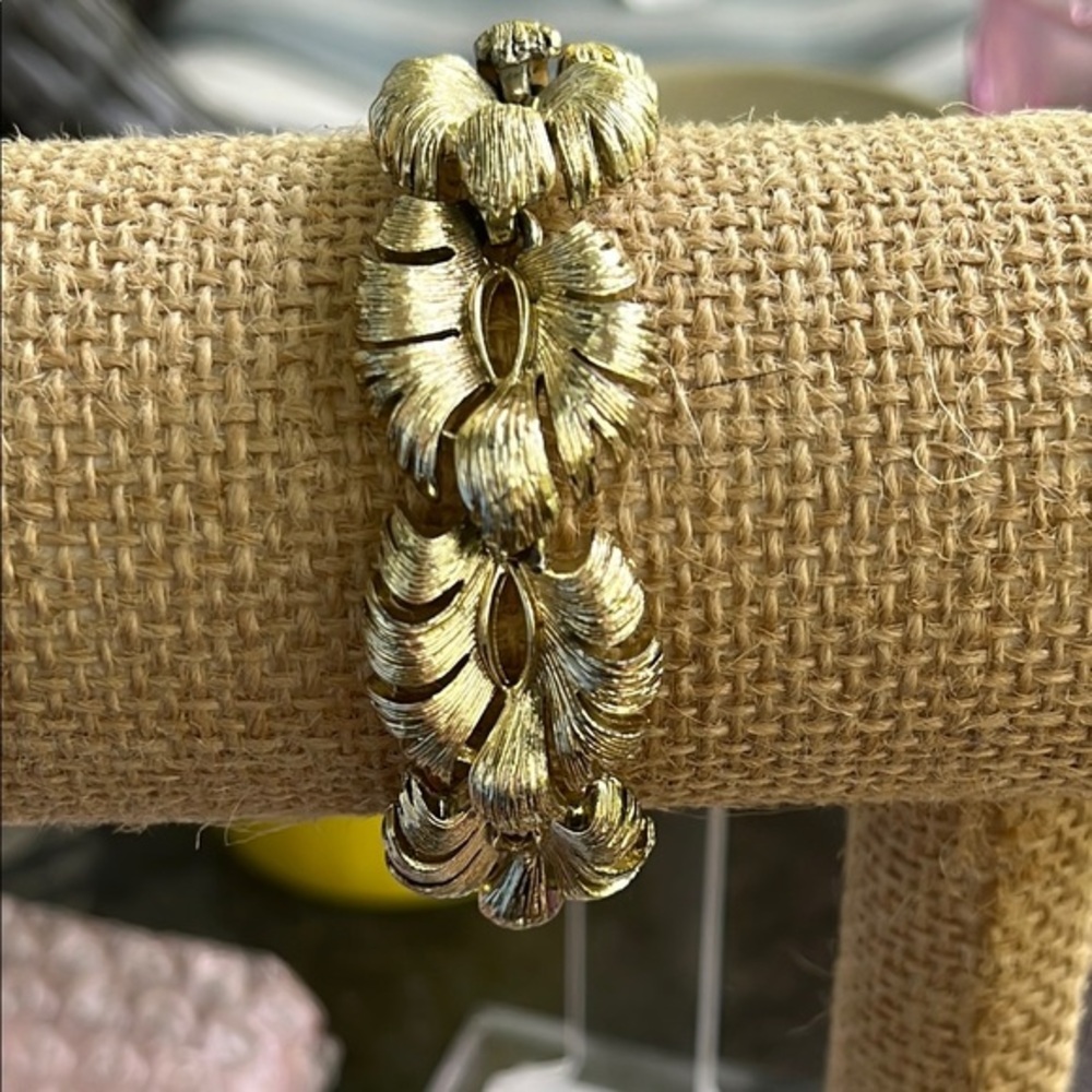 Lisner Elegant Gold tone Leaf Bracelet